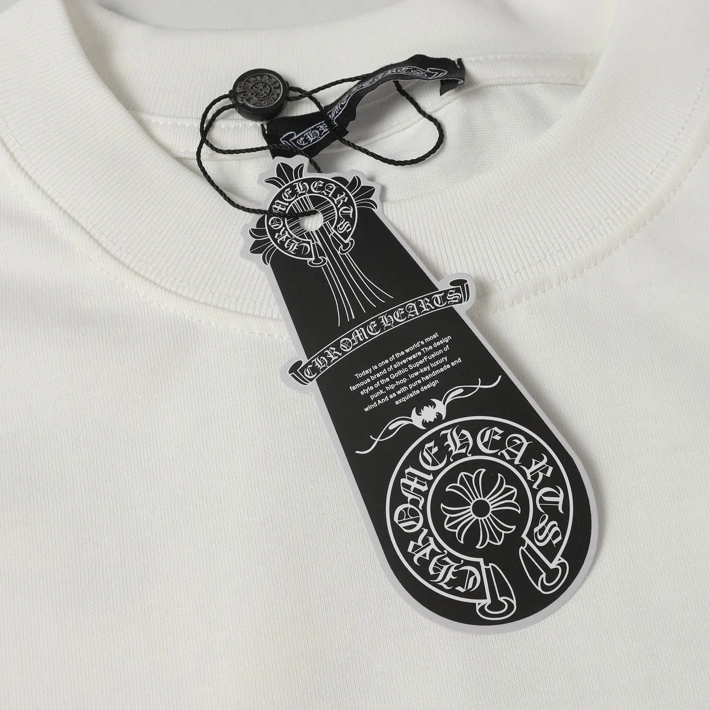 🅿️180 Chrome hearte/Chrome heart ch 25ss early spring Sanskrit letter printed short-sleeved T-shirt. A must-have item for daily commuting for men and women in light luxury. The correct version is welcome to compare. Detailed features: ·280 grams of 100% pure cotton double yarn jersey fabric. ·Custom-dyed in the same vat with special thickened 32 count double-strand 1x1 thread. ·Double-needle cross-stitching process. ·Original main mark washed hangtag. Color: black white. Size: XS-L